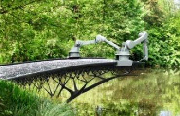 В центре Амстердама роботы печатают железный 3D-мост