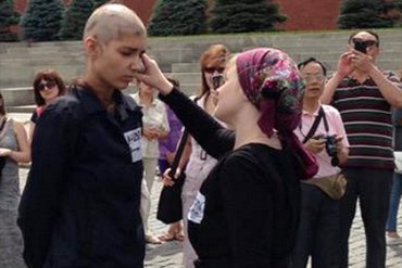 Полиция задержала девушек за перформанс на Красной площади
