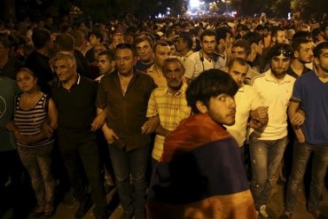 Ночью полиция не стала разгонять митингующих в Ереване
