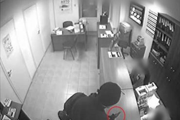 В Запорожской области вооруженные люди в масках ограбили банк