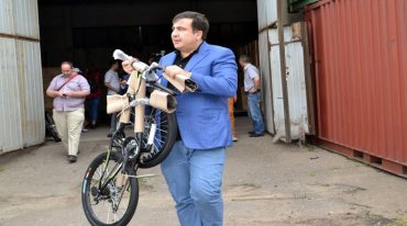 Саакашвили унес один из велосипедов, предназначенных для подарка детям