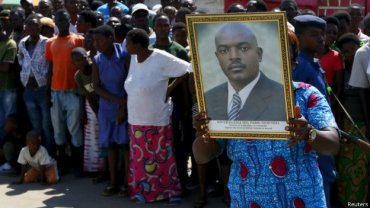 11 африканских школьников сели в тюрьму за порчу фото президента