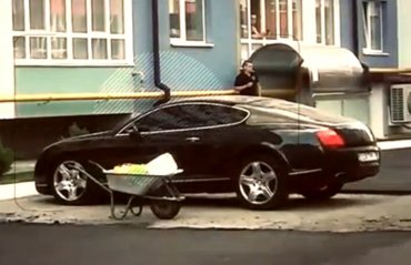 В Киеве дорожники положили асфальт вокруг припаркованной Bentley
