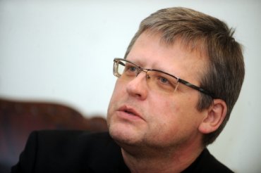 Латвийского министра здравоохранения уволили за попадание к врачу без очереди
