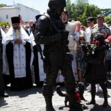 В Симферополе УПЦ МП освятила памятник «зеленым человечкам», захватившим Крым