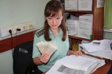 На Урале женщина расплатилась за коммуналку советскими рублями