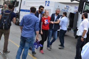 В Стамбуле полиция задержала евродепутата при разгоне гей-прайда