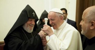 В Армении Папе Франциску подарили самый маленький в мире собственный портрет