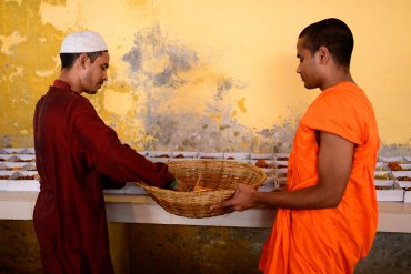 Буддийские монахи в Бангладеш для мусульман готовят еду для трапезы разговения