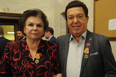 Терешкову и Кобзона наградили боевыми медалями за военную операцию в Сирии
