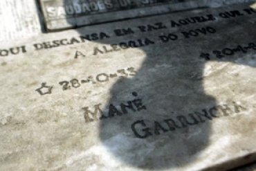 В Бразилии исчезли останки легендарного футболиста Гарринчи