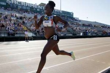 В США беременная атлетка пробежала 800 метров