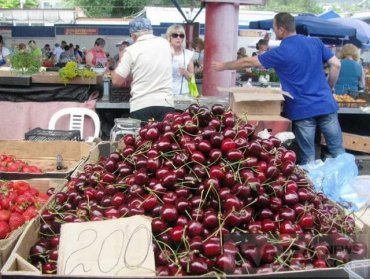 «Путин, введи черешню!»: в Крыму безумные цены на фрукты и ягоды