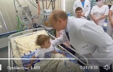 Путин снова целует детей