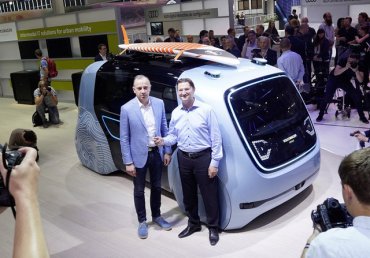 Автомобили будущего: Volkswagen придумал кубический беспилотник без водительского места