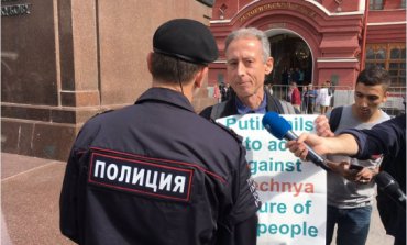 В Москве полиция задержала британского борца за права геев