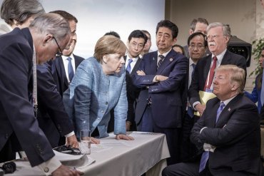Трамп на саммите G7 бросал в Меркель конфеты