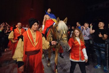 Украинский боксер выехал в ринг верхом на лошади
