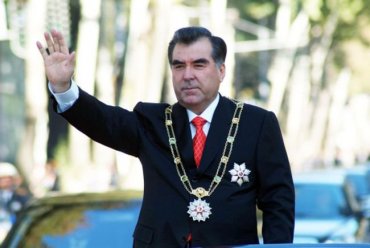 Президент Таджикистана возмутился, что на встречу к нему по холоду выгоняют детей
