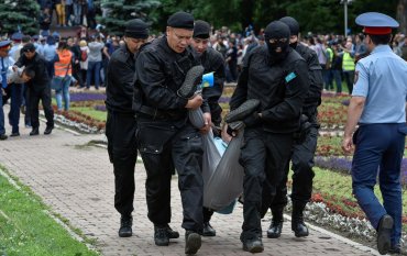 Выборы в Казахстане: массовые задержания и победа действующего главы