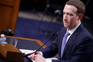 Инвесторы Facebook выступили за отставку Цукерберга