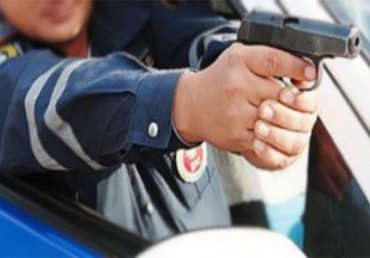 Российский полицейский открыл огонь по детям, которые попали мячом в его машину