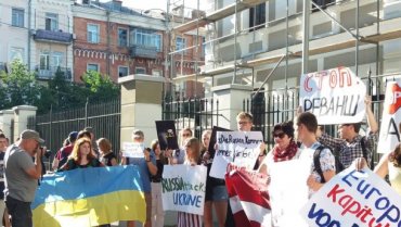 «Европа капитулирует»: украинцы протестуют под посольствами из-за возвращения России в ПАСЕ