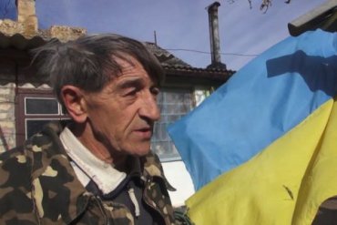 Суд оштрафовал крымчанина за украинский флаг во дворе
