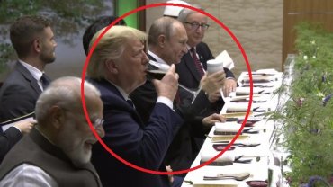 Путин пришел на ужин G20 со своим стаканом