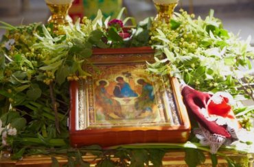 Зеленский поздравил украинцев с Троицей и призвал не ссориться