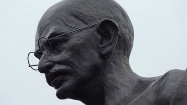 Махатма Ганди оказался расистом – его памятник хотят снести
