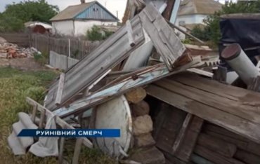 Смерч повредил 12 домов в поселке Херсонской области