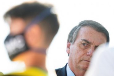 Суд обязал президента Бразилии носить медицинскую маску