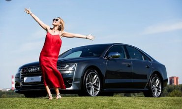 Audi разорвал рекламный контракт с Собчак из-за песни «Убили негра»