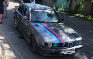 В Одессе водитель BMW сбил копа и протащил его 100 метров на капоте