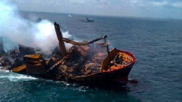 SOS: у берегов Шри-Ланки тонет судно с кислотой