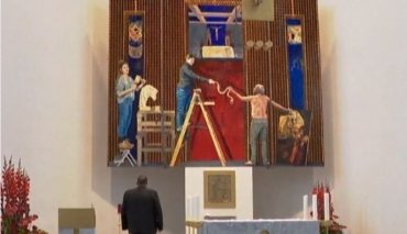 В Германии украсили церковь картиной с Девой Марией в джинсах