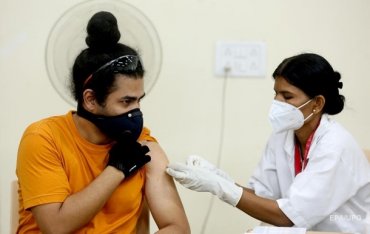 В Индии всем взрослым сделают бесплатные прививки от коронавируса