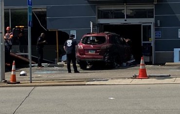 В США автомобиль врезался в здание донорской клиники