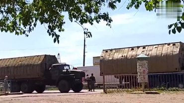 Россияне готовятся форсировать Северский Донец: под Луганском засекли машины с понтонами