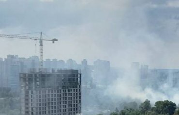 В Киеве масштабный пожар на проспекте Григоренко: люди жалуются на едкий дым