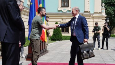 Телохранитель Зеленского отобрал у Шольца потертый портфель: в чем его загадка
