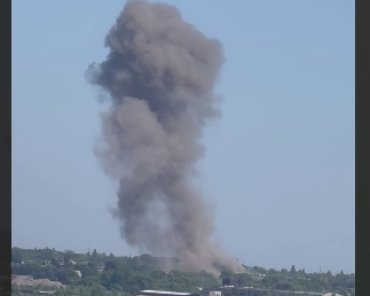 В Донецке прогремел мощный взрыв: над городом огромный столб дыма