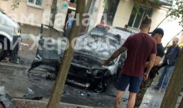 В Херсоне взорвали автомобиль с коллаборантом: он погиб
