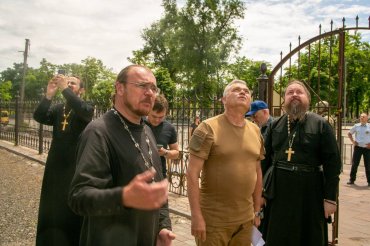 В Мариуполь прибыли российские попы: поручили восстановить храмы и усиленно молиться за русское войско