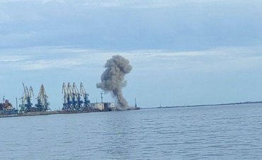 В Бердянском порту прогремел мощный взрыв. Видео
