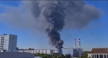 Москва горит: над столицей РФ поднялся огромный столб дыма. Видео