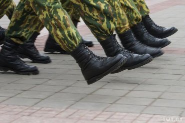В Беларуси мужчин и женщин массово вызывают в военкоматы