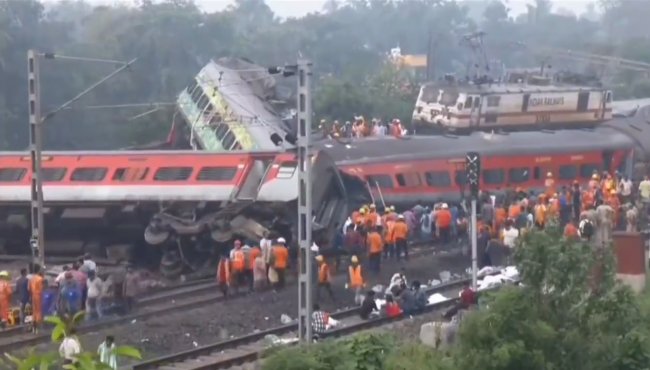 В Индии столкнулись три поезда: почти три сотни погибших