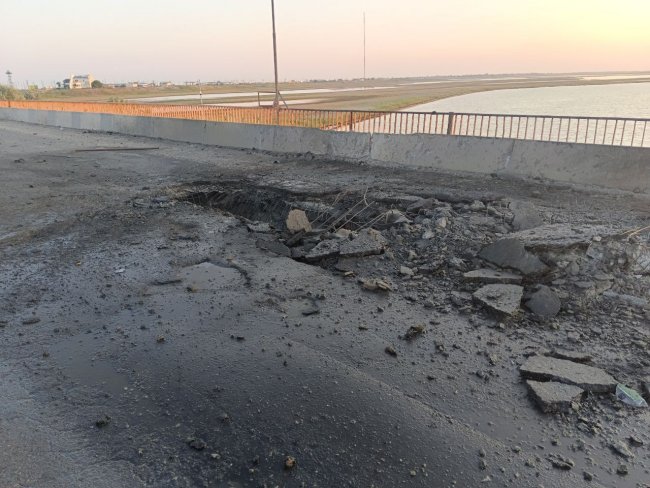 Взорваны мосты, соединяющие Крым с материком: въезд на полуостров закрыт